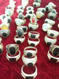 Anéis e bijuterias
