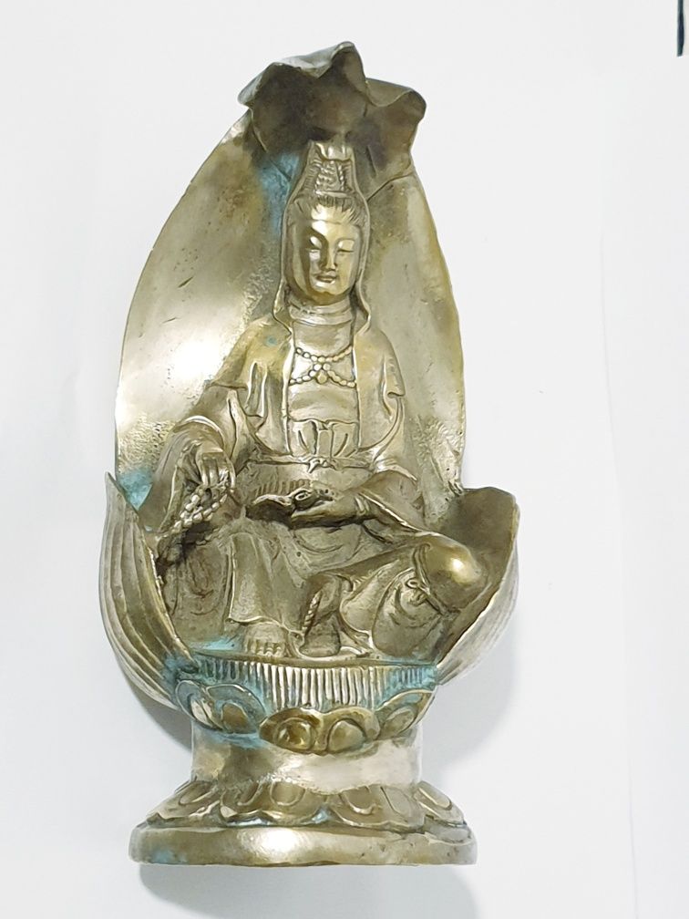 Fantastica antiga escultura asiática- Deusa Guanyin em flor lótuss