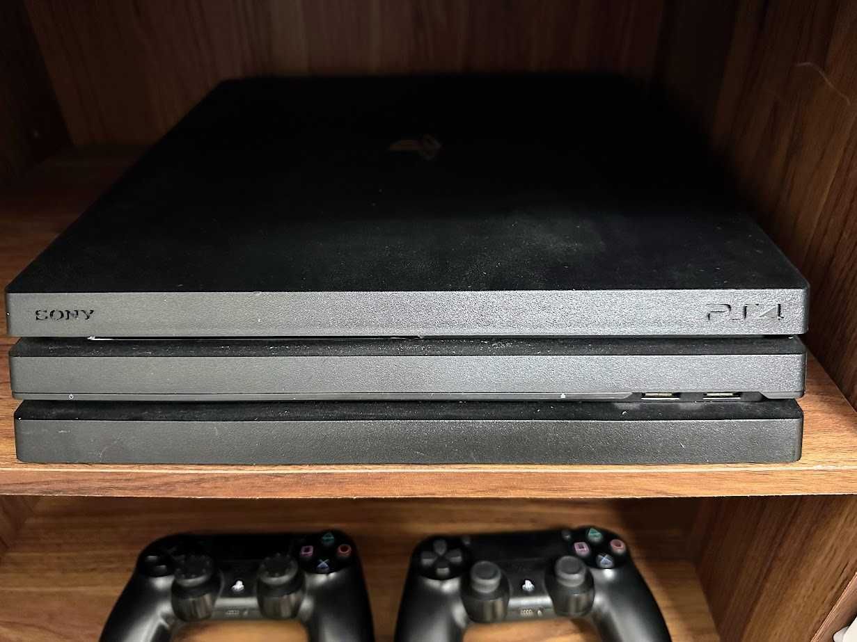 Playstation 4 Pro 1TB Desbloqueável! LER DESCRIÇÃO + comandos e cabos