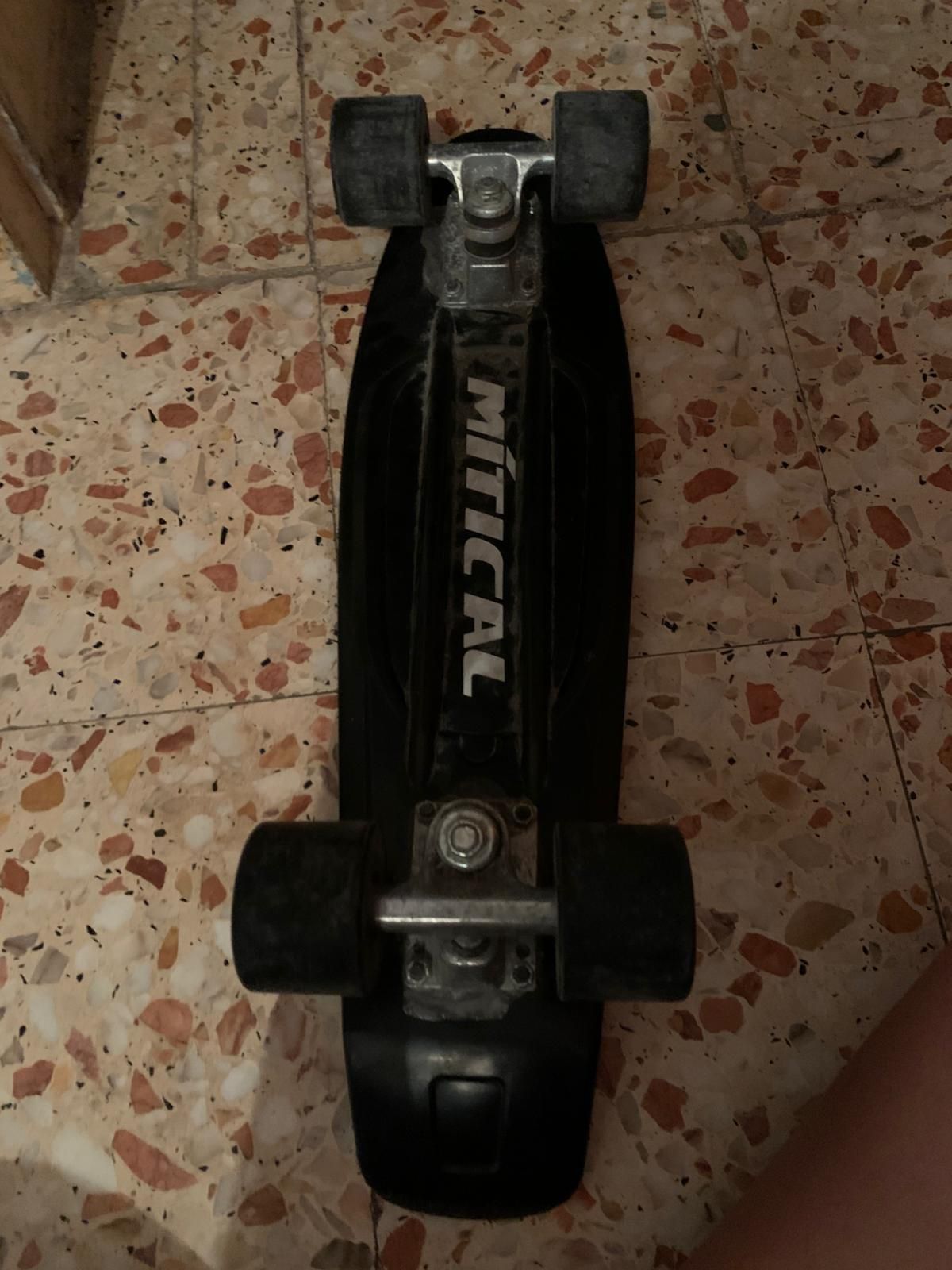 Skate pequeno , preto , Mítical ( marca )