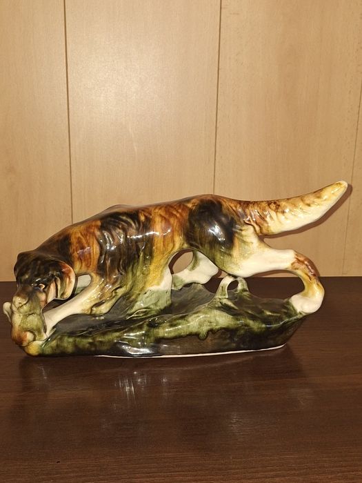 Figurka  porcelanowa  psa na polowaniu  Royal Dux