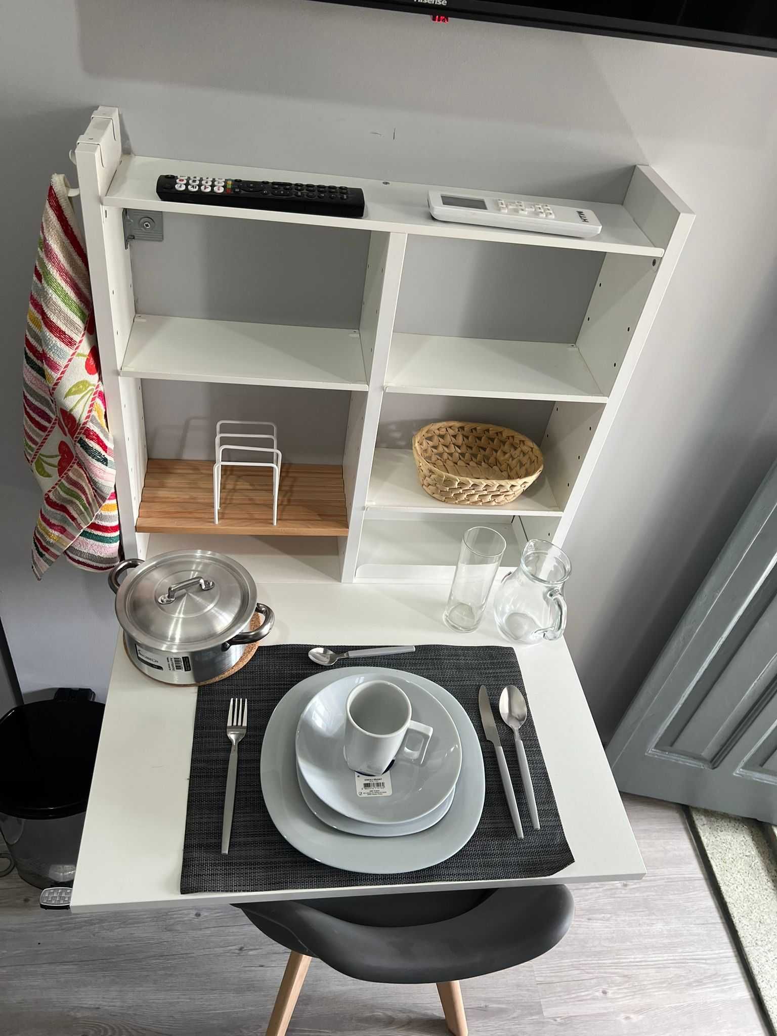 Quarto com cama de solteiro num apartamento de 3 quartos
