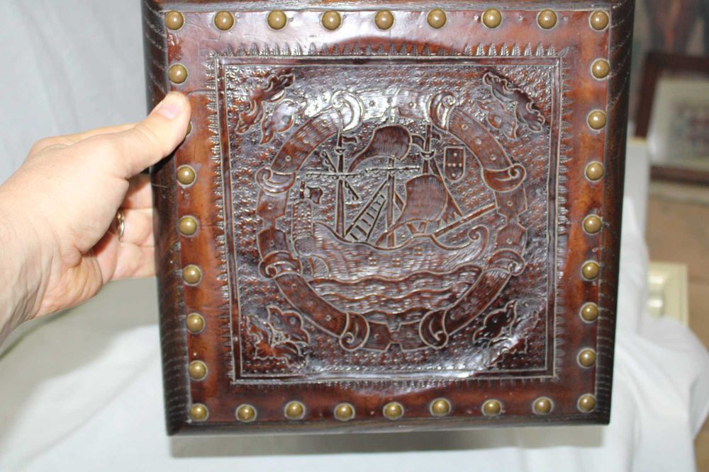 1 banco, em Castanho, sec.XVIII, caravela Portuguesa, gravada no Couro