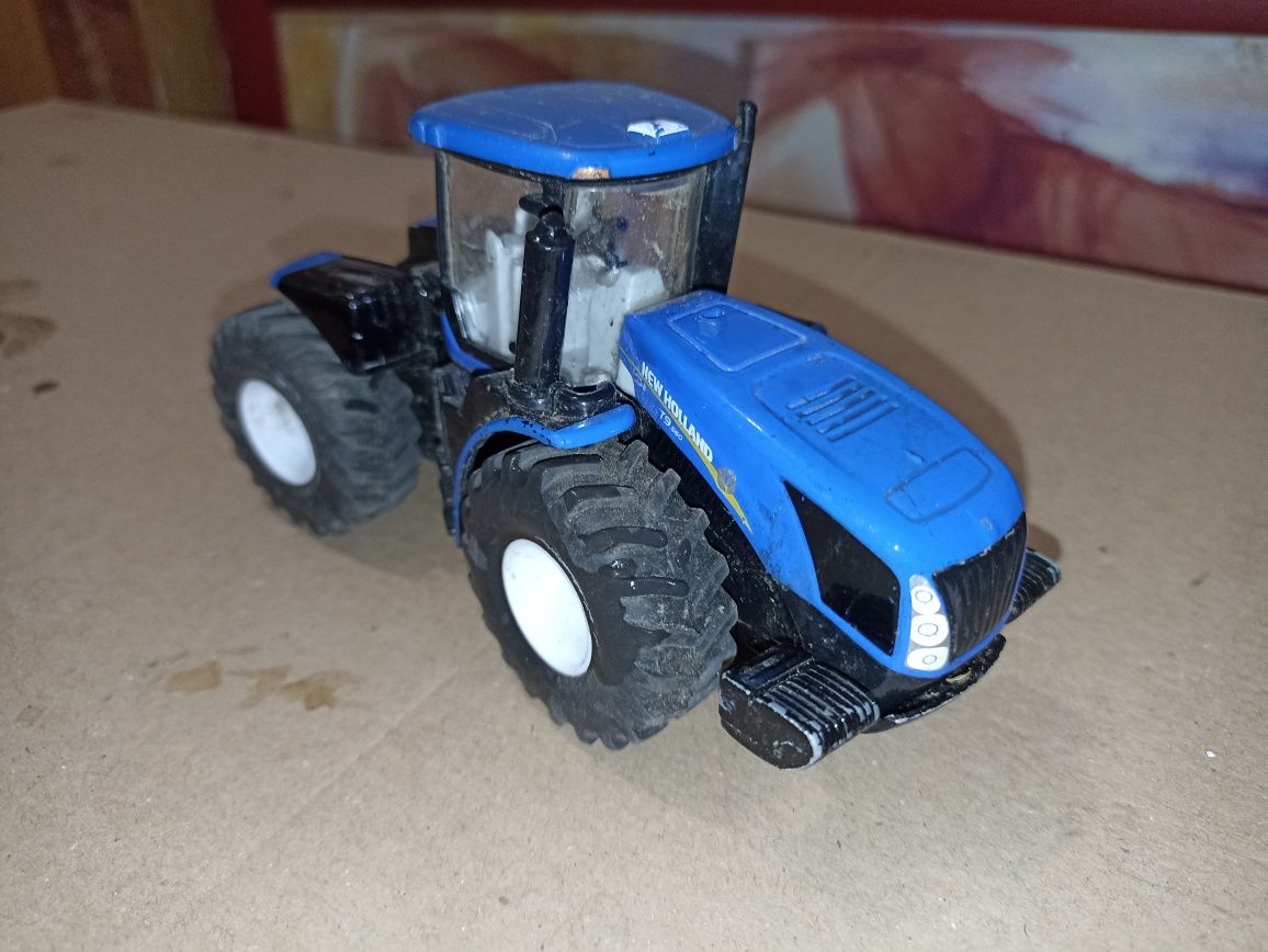 Model Traktor ciągnik rolniczy New Holland T9.560 siku