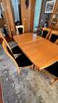 Conjunto mesa de sala de jantar com 6 cadeiras e Vitrina