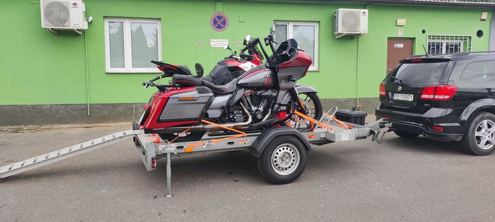 Wypożyczalnia wynajem przyczepy do przewozu motocykli. Transport moto