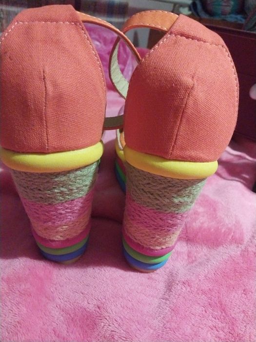 Продам босоножки