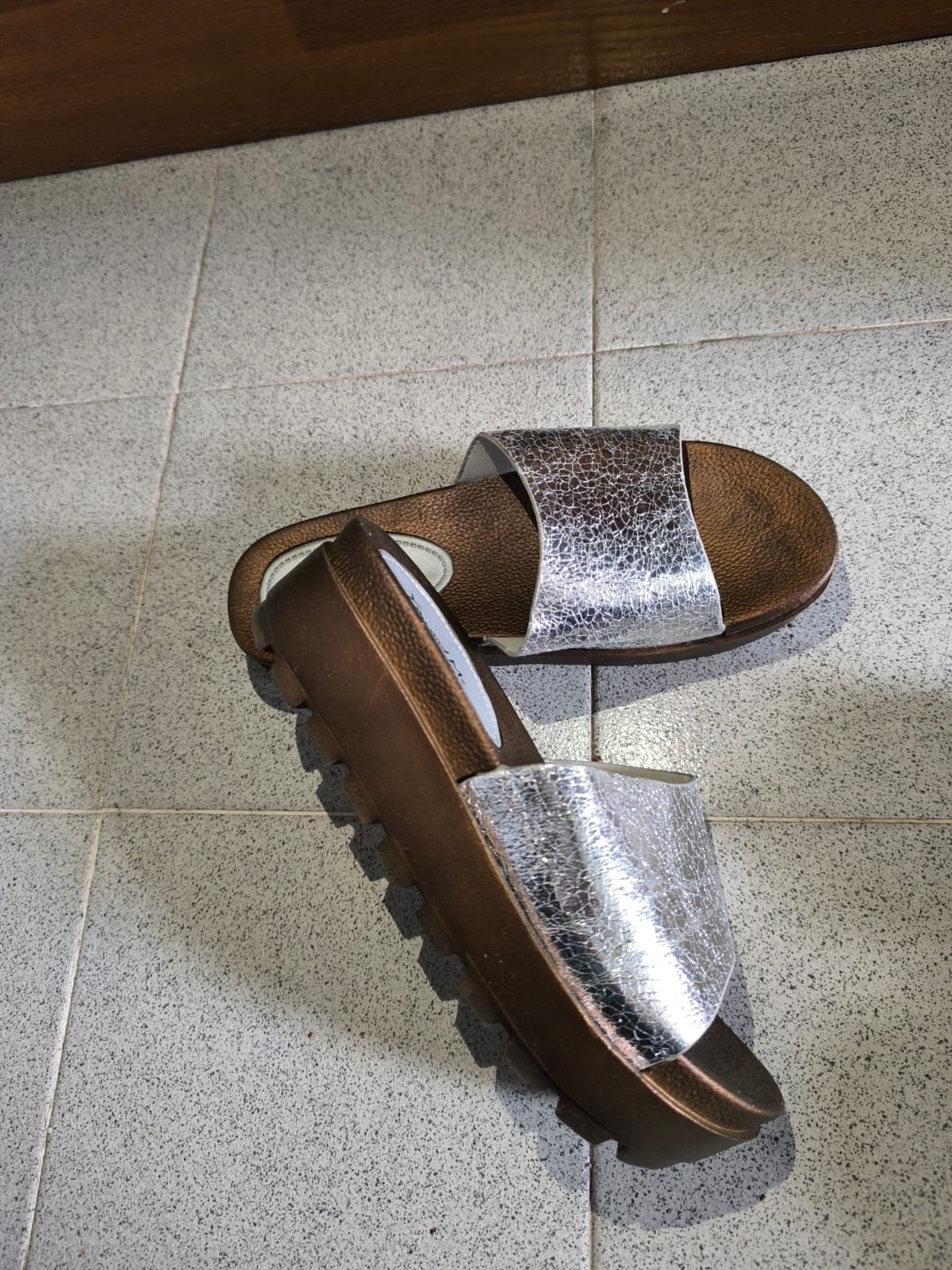 Chinelas Prateadas