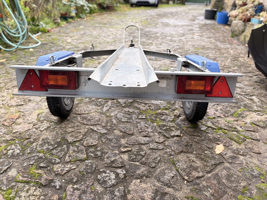 Atrlelado para uma moto