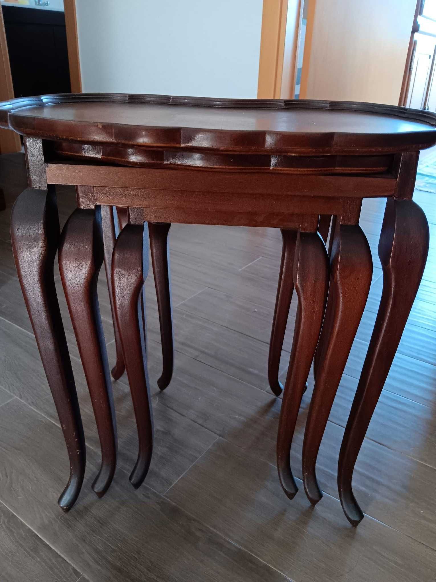 Mesa em Nogueira estilo "Chippendale" de finais dos anos 70