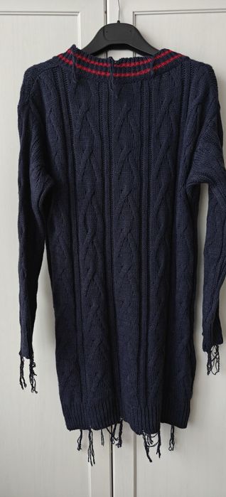 Sweter przedłużany z wełną z dekoltem
