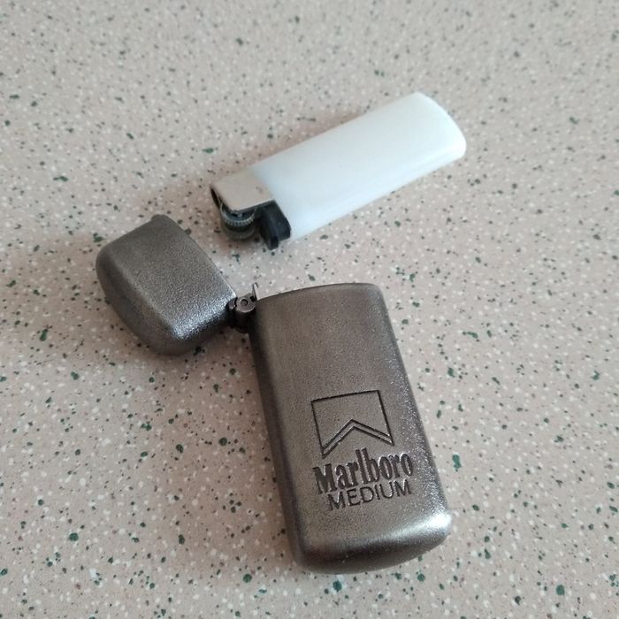 Stare etui na zapalniczkę