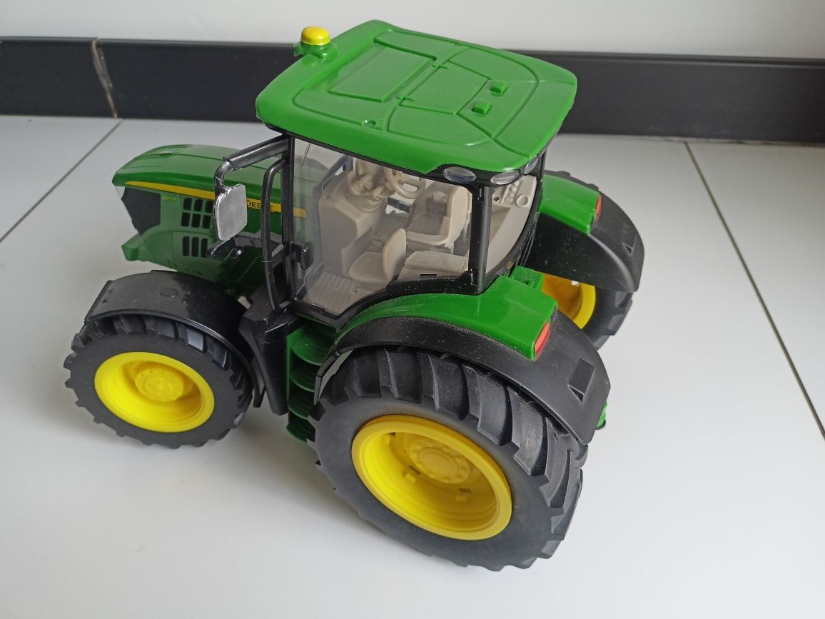 Duży traktor ciągnik John Deere dźwięki światła