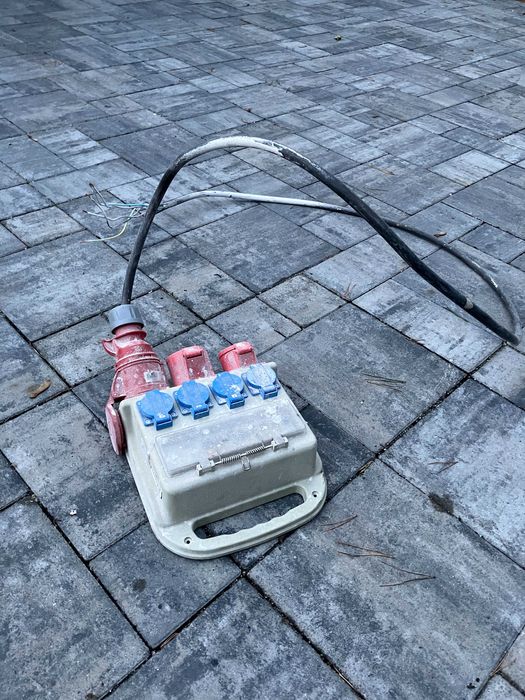 Erbetka, skrzynka budowlana z kablem