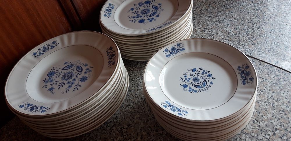 Conjunto de 33 Pratos Fábrica Loiças de Sacavém