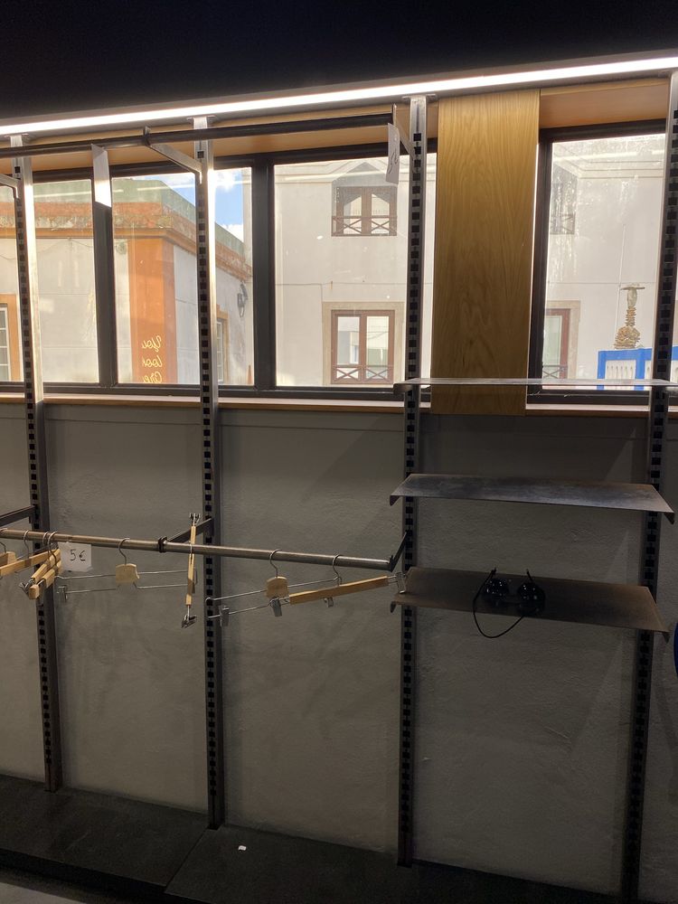 Vendo expositores de roupa e alarmes (995€ até este fim‑de‑semana)