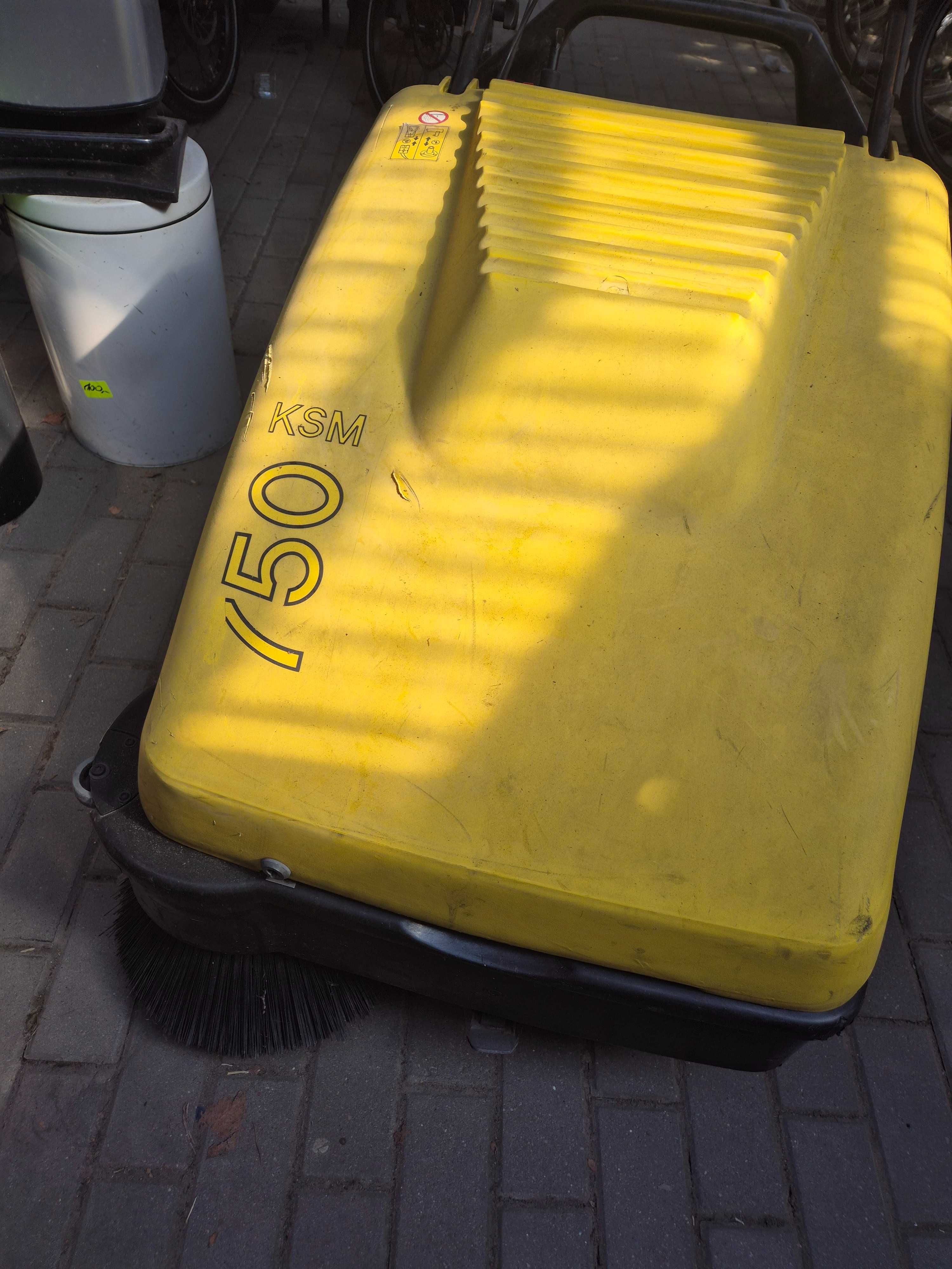 Profesjonalna zamiatarka Karcher KSM 750 Bat