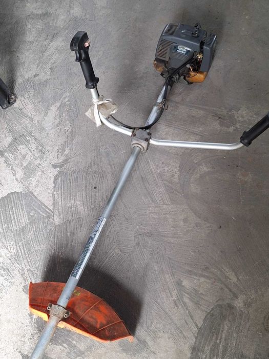 Roçadora a gasolina TITAN TD 3900 — usada e a trabalhar