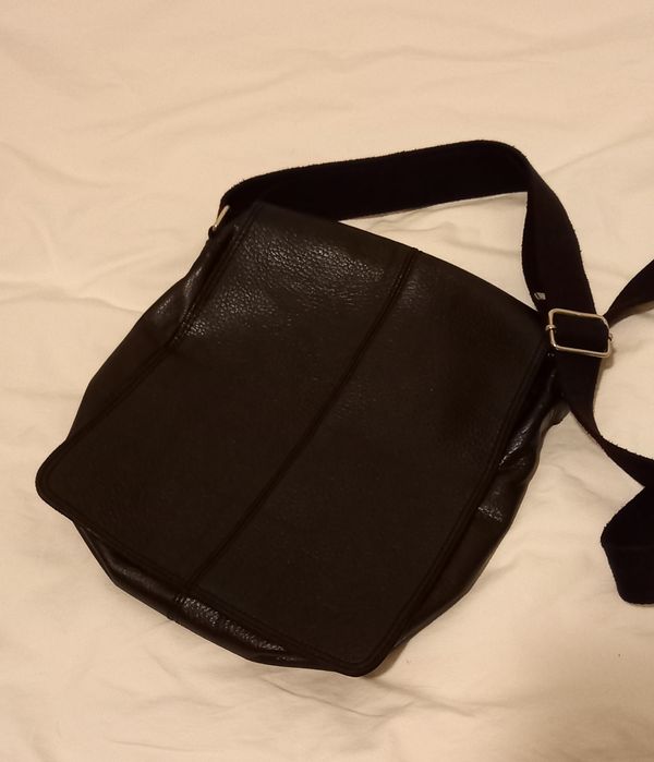 Mala tiracolo preta, em pele