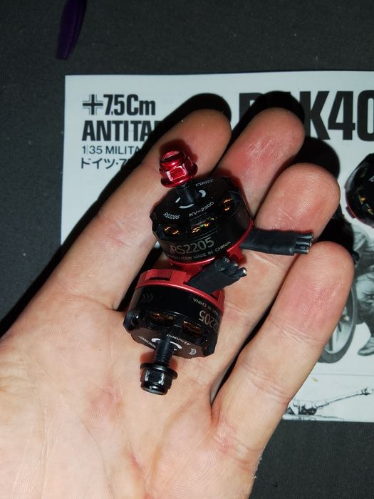 Silniki FPV 2-6s RS2205 KV=2300