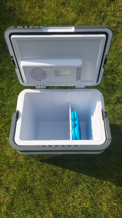 Lodówka turystyczna z funkcją chłodzenia i grzania