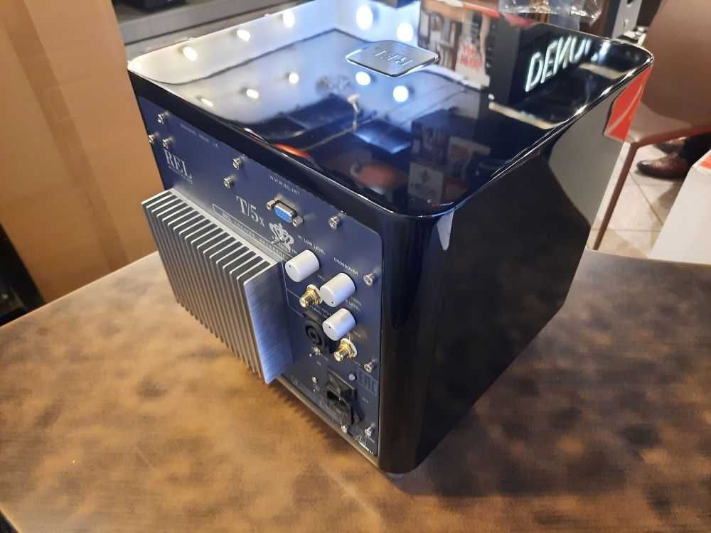 Aktywny subwoofer REL T5x 8cali 125W czarny wysoki połysk