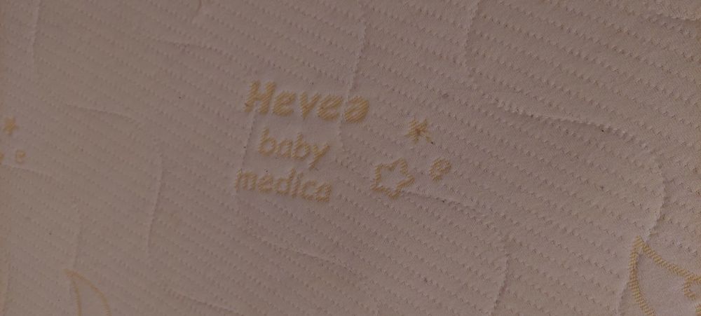 Łóżeczko z szufladą i materac lateksowy Hevea w pokrowcu medica