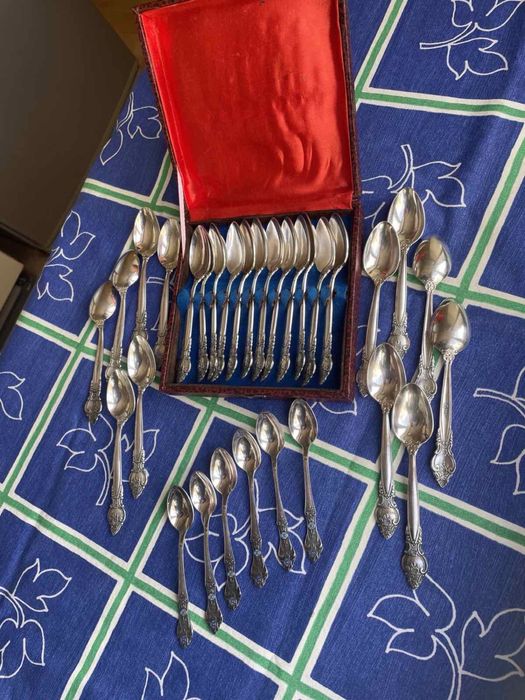 Продам мельхіорові 24 чайних і 6 кавових ложечок (МНЦ).