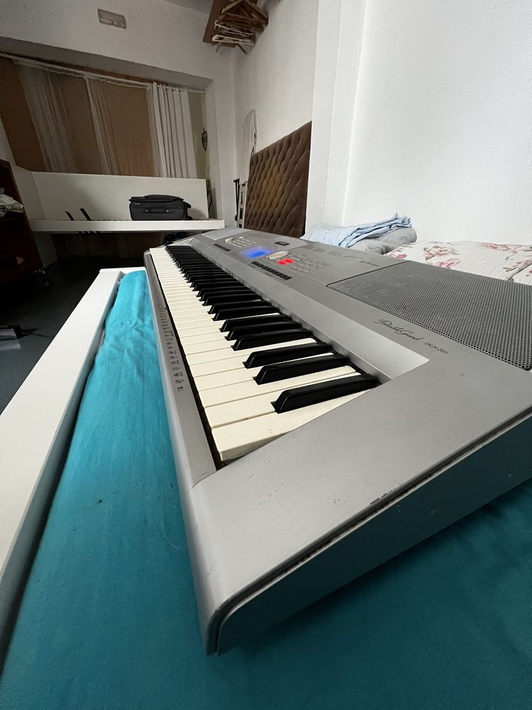 Teclado Yamaha DGX-205 – 76 Teclas Sensíveis ao Toque (Montijo)