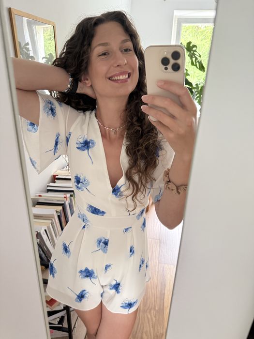 Krótki Kwiecisty kombinezon na lato z paskiem w talii