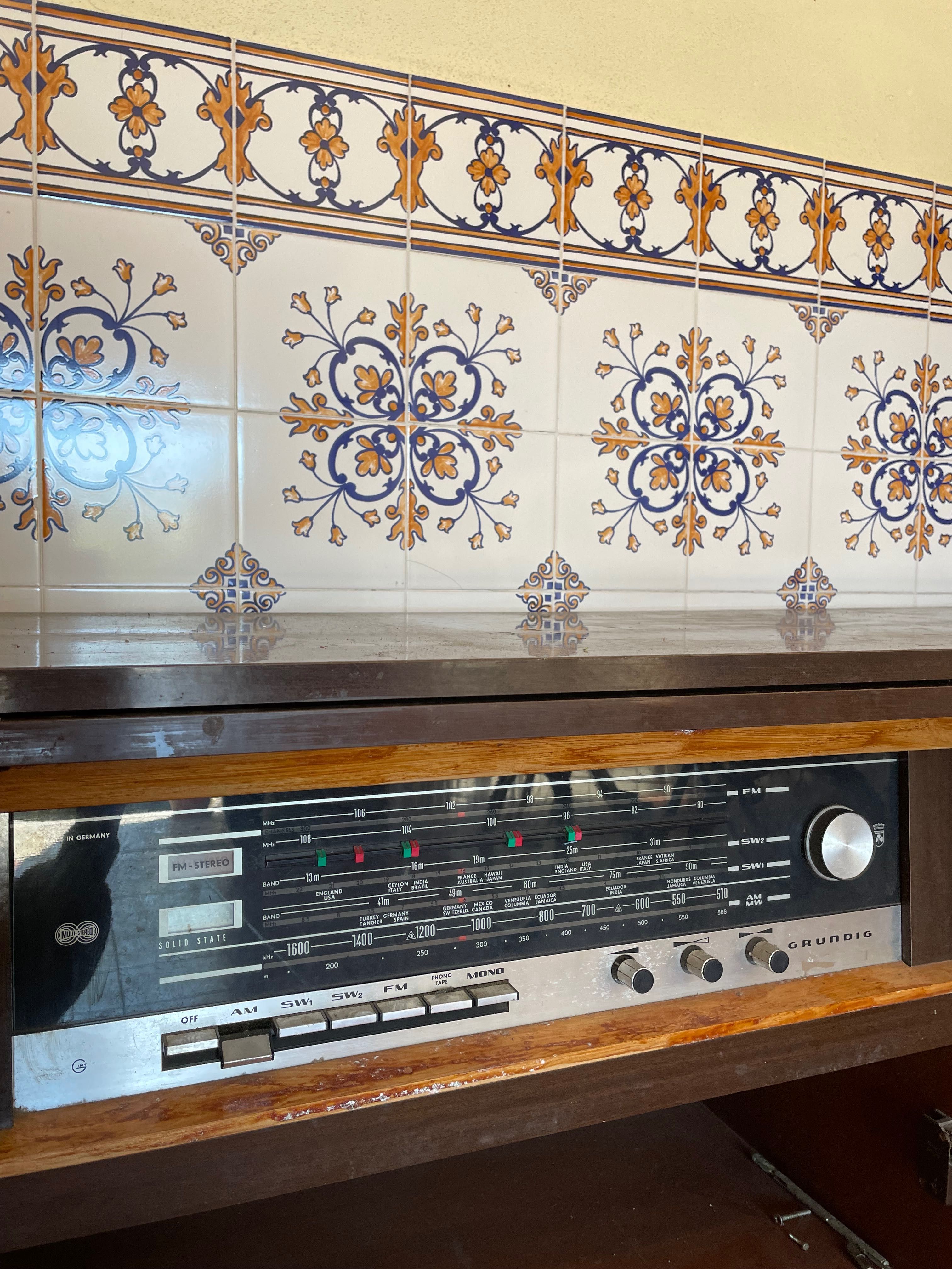 Móvel grundig com rádio e gira discos