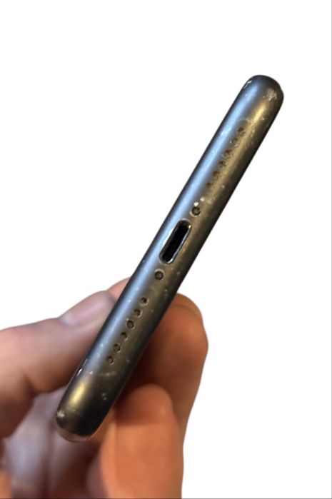 iPhone 11 czarny ze śladami użytkowania stan bardzo dobry 64 GB okazja