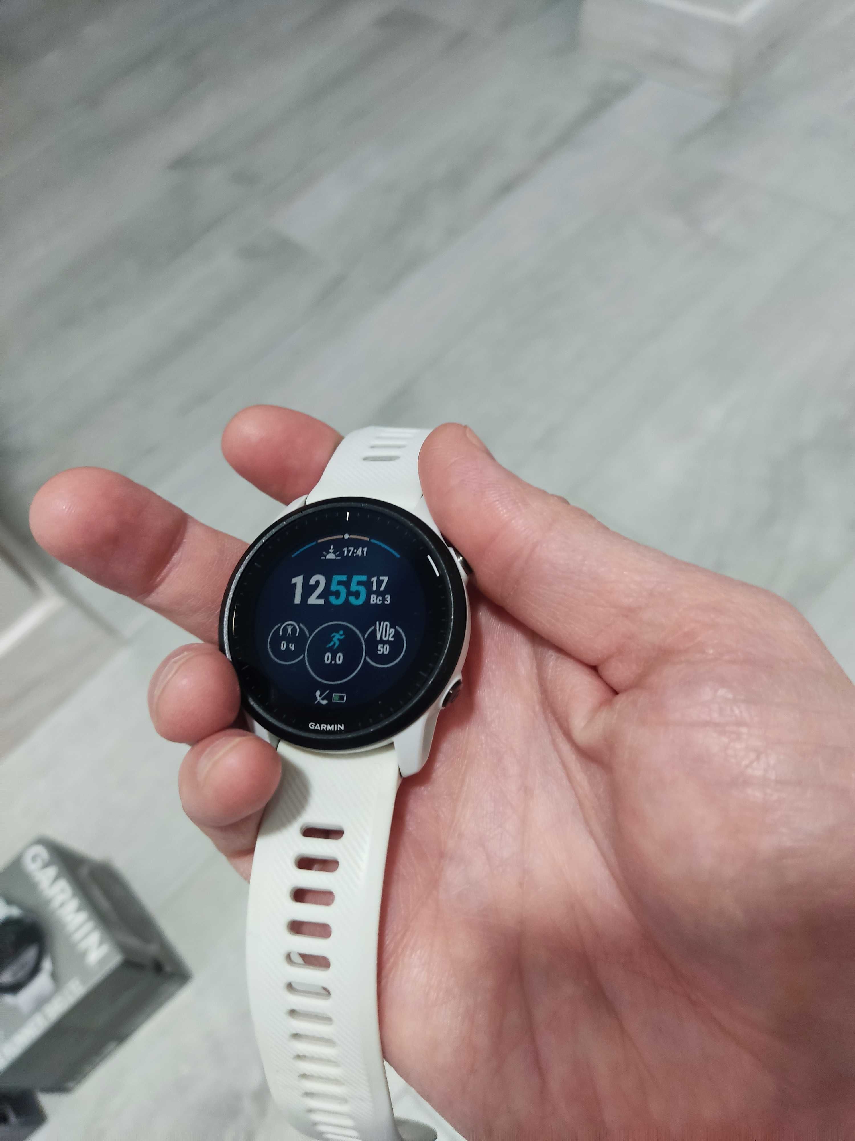 Білий мультигодинник Garmin Forerunner® 945 LTE