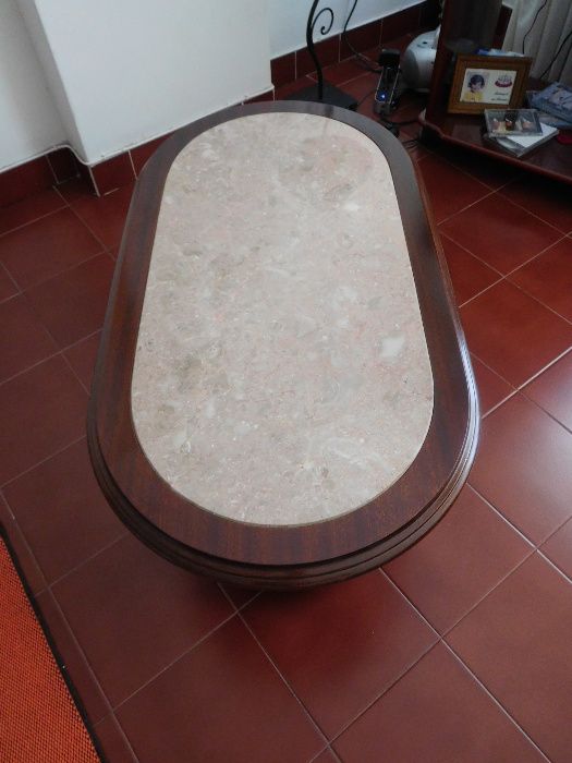 Mesa de centro oval em mogno com pedra mármore