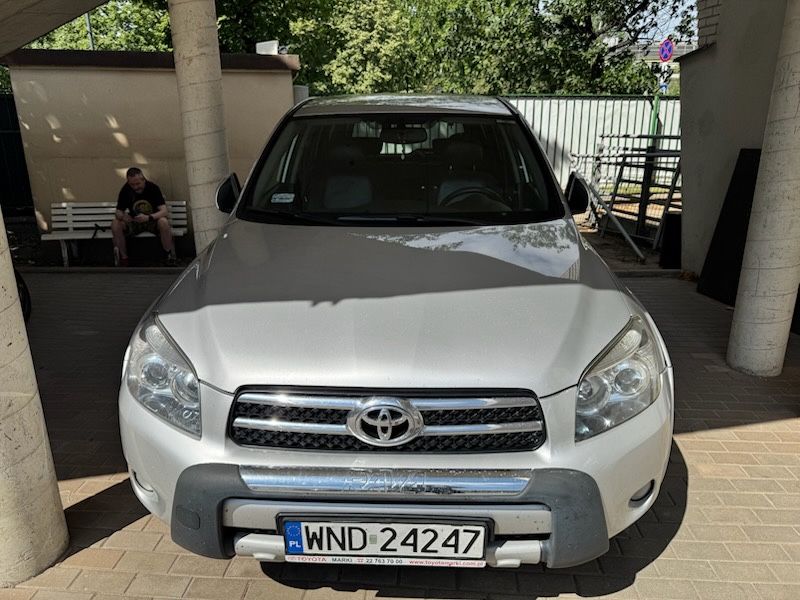 TOYOTA RAV 4 srebrna wersja executive