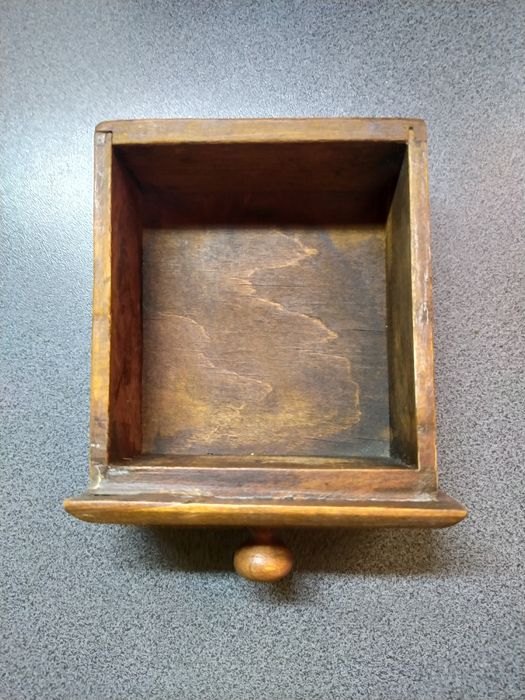 Stary drewniany młynek do kawy