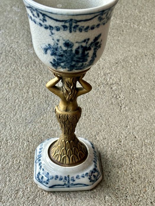 Ozdobny sygnowany Kielich Puchar Porcelana na podstawie z brązu Nimfa