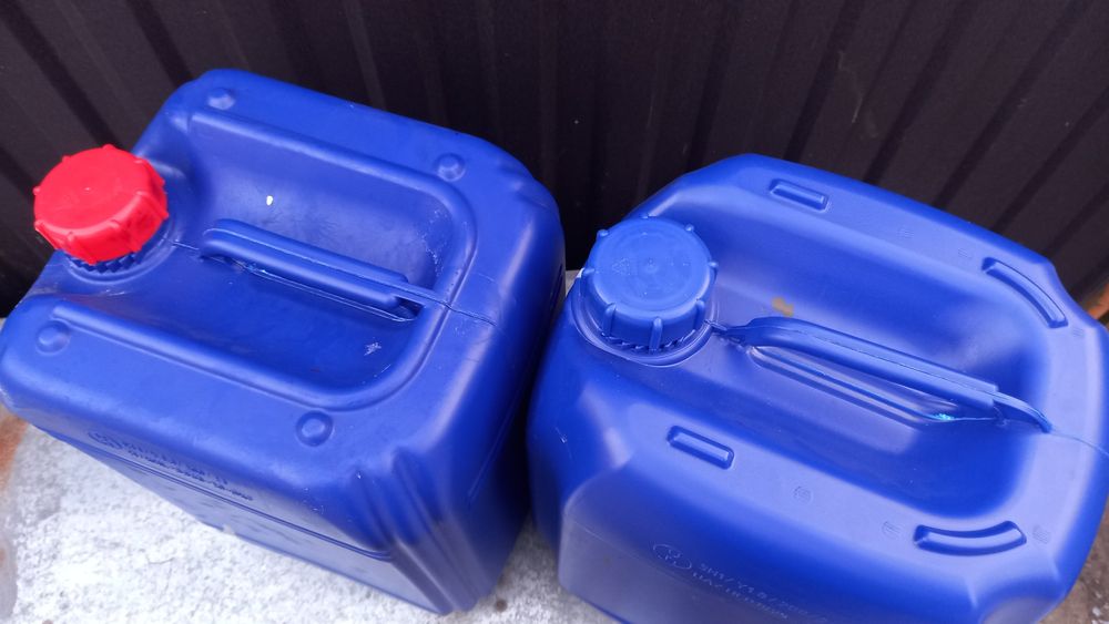 Пластикові каністри