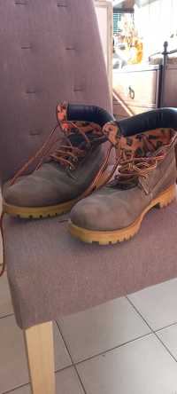 Botas de homem em castanho