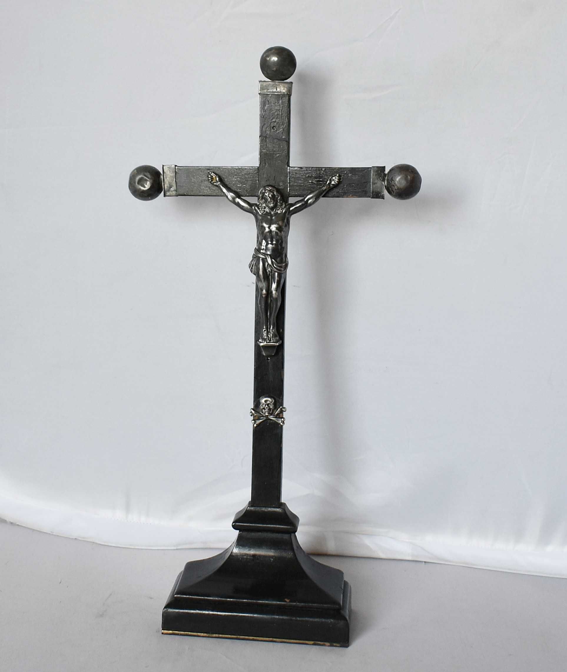 Drewniany krzyż w srebrnych okuciach, datowany 1868 rok