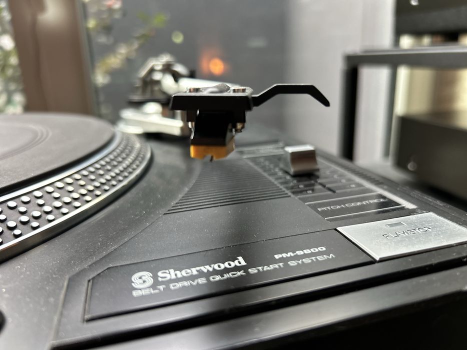 Gira discos Sherwood PM9800 em bom estado.