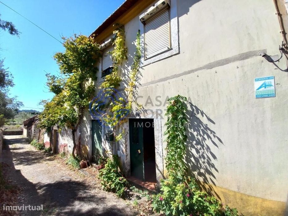 Propriedade com 2 Casas de habitação para recuperar no Caminho de Sant