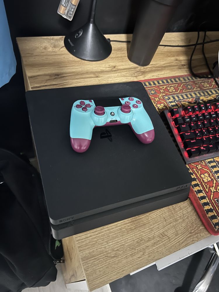Konsola ps4 z jednym padem i telewizorem