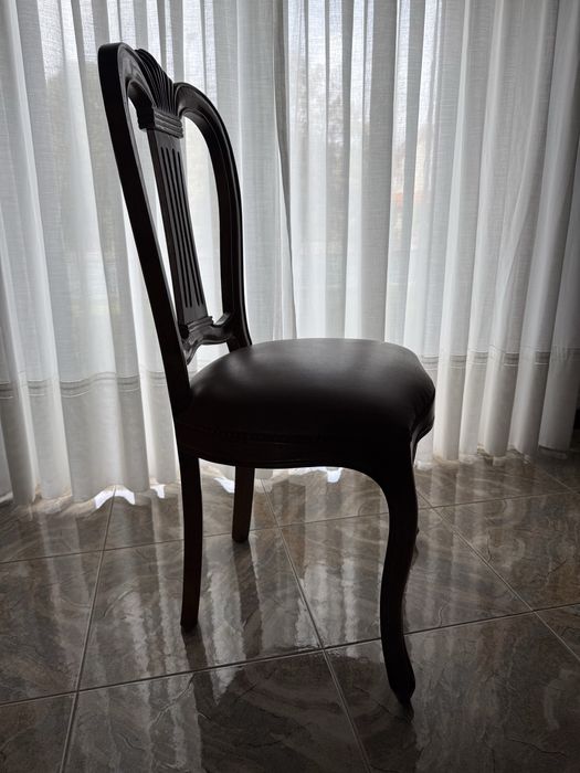 Cadeira de sala em madeira