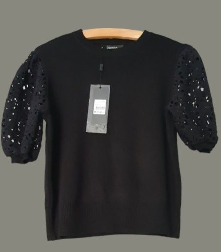 Sweterek czarny z koronką. UNI