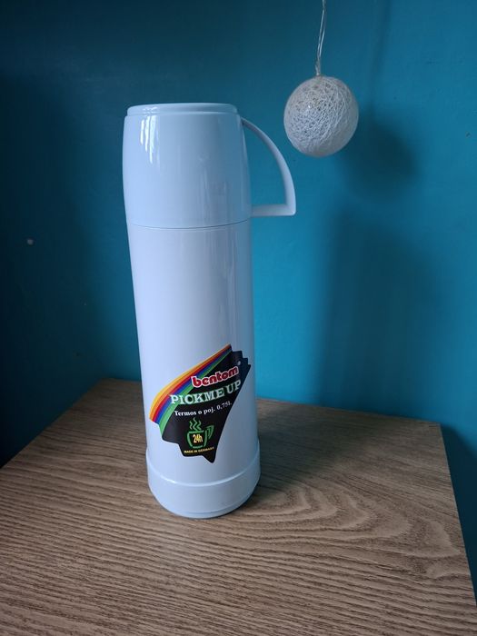 Błękitny termos 0,75L jesień wycieczka namiot