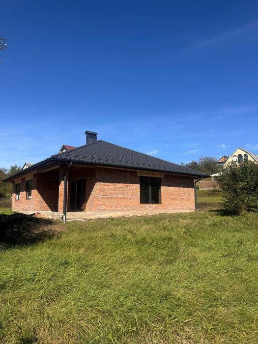 Продаж сучасного будинку поруч з озером. Район (Лезневе)