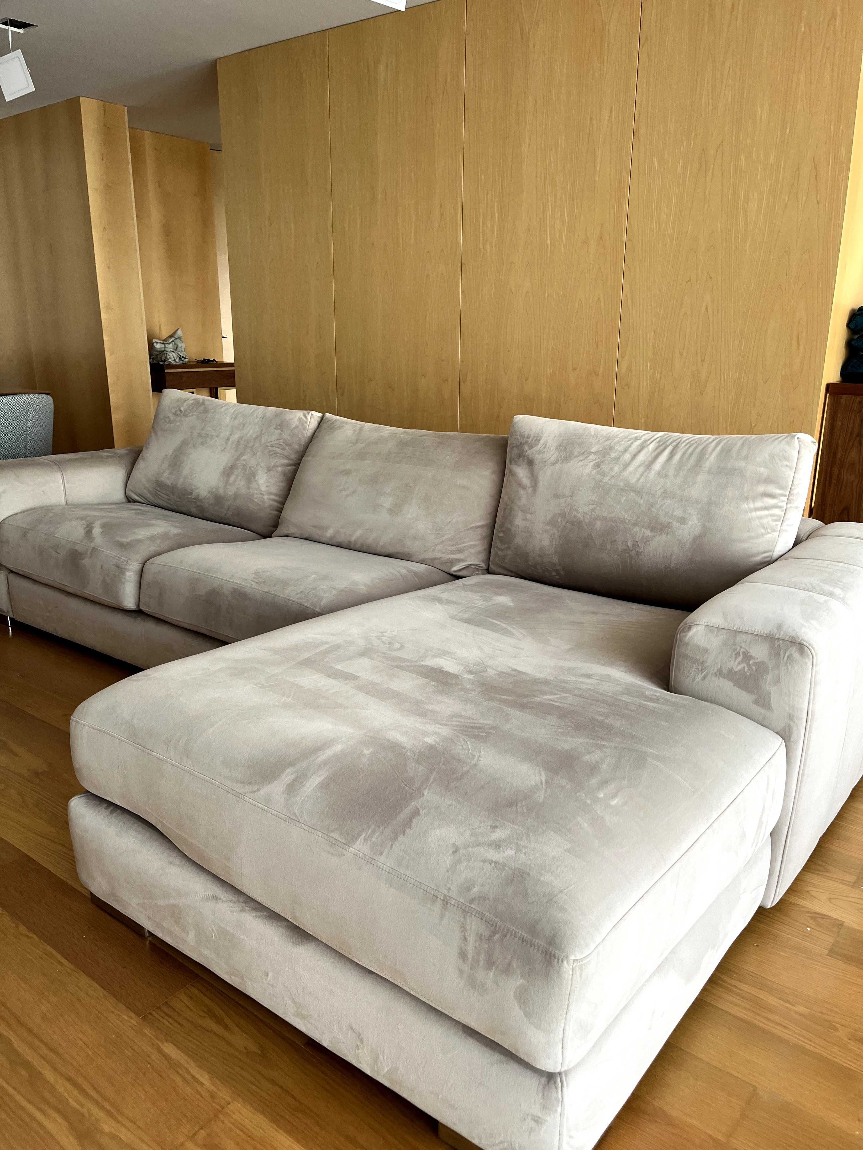 Sofá cinzento em veludo com chaise longue, em ótimo estado