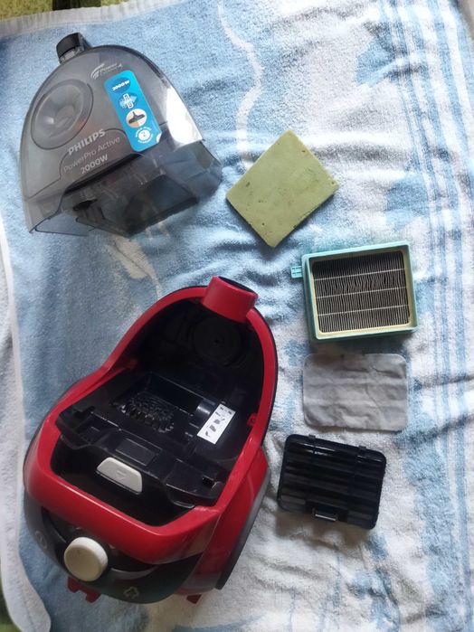 Пылесос Philips с контейнером 2000W.