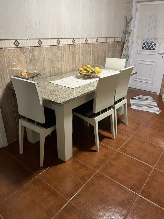 Mesa + 4 cadeiras+2bancos
